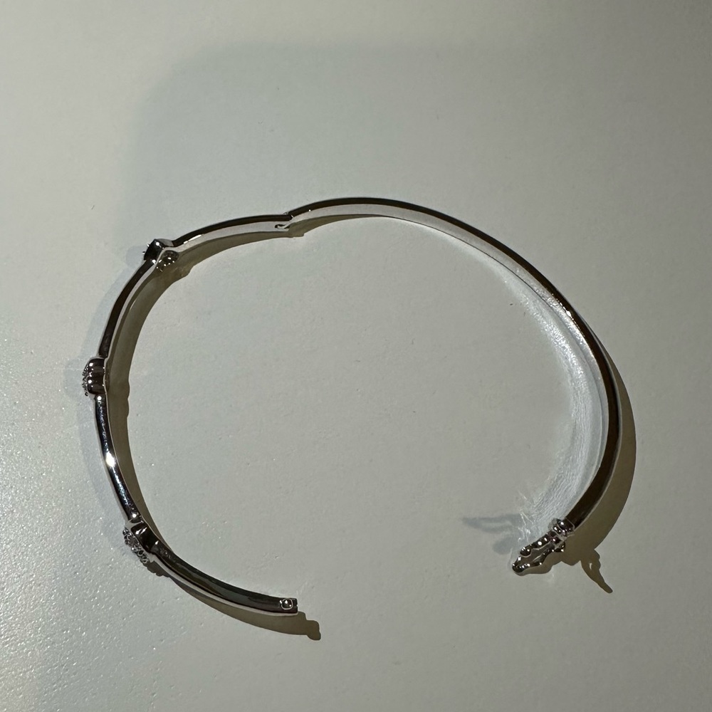 Silvery bangle with three sparkly hearts - Picture 3 of 4